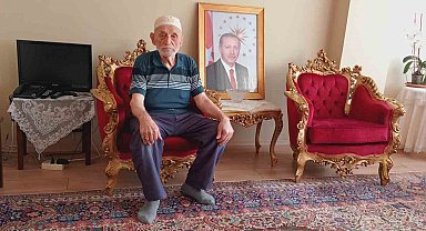 Mitinge gitmek için merdivenleri yürüyerek çıkan Hüseyin Dede, "Cumhurbaşkanımız arayınca çok sevindim"