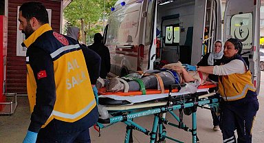 Motosiklet otomobile arkadan çarptı; 3 yaralı