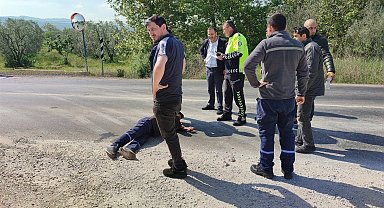 Motosiklet otomobile arkadan çarptı