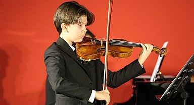 Kemanın genç yeteneği dinleyenleri büyüledi