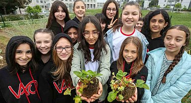 Nilüfer'de öğrenciler Mini Bostan'da fide dikti