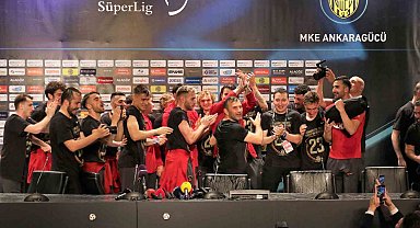 Okan Buruk'a futbolculardan 'sulu' kutlama