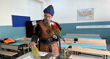 Omuzunda papağanı ile birlikte oy kullanan vatandaş ilgi odağı oldu