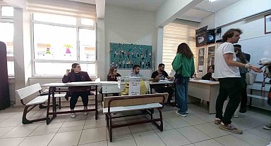 Oyuncular Berrak Tüzünataç ve Serenay Sarıkaya oylarını kullandı