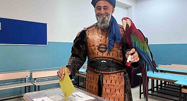 Papağanıyla oy kullanmaya gitti