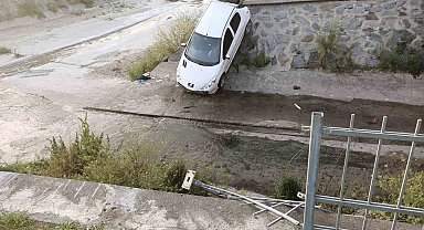 Park alanından çıkarken dere yatağına uçtu: 4 yaralı