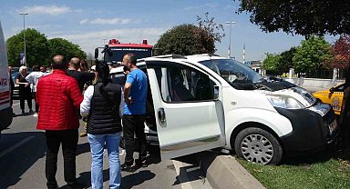 Pendik'te 2 araç çarpıştı: 1'i bebek 4 yaralı