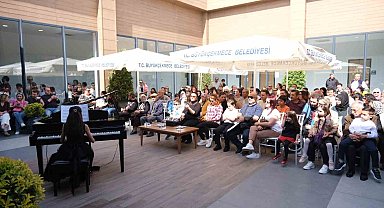 Piyano öğrencilerinden mezuniyet töreninde performans
