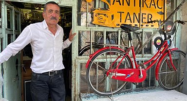 "Antikacı Taner" unutulmaya yüz tutmuş antika plak ve gramofonları yaşatıyor