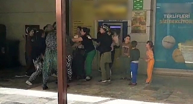 Ringe Dönüşen ATM'deki Kavgaya Aldırış Etmeden Parasını Çekmeye Devam Etti  