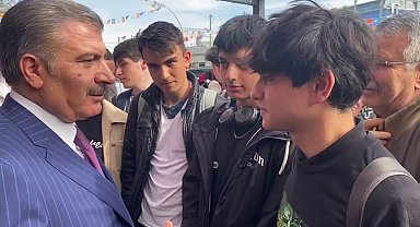 Sağlık Bakanı Koca ile gençler arasında gülümseten diyalog