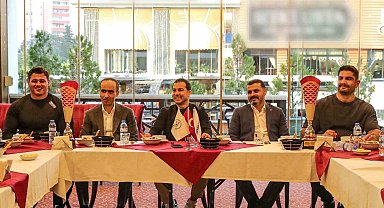 Şampiyon güreşçiler yemekte bir araya geldi