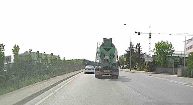 Sancaktepe'de beton mikserinin tehlikeli yolculuğu kamerada