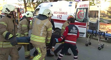 Servis Minibüsü İle Otomobil Çarpıştı