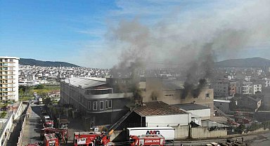 Sancaktepe'de yangın çıkan mobilya atölyesi havadan görüntülendi