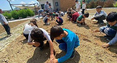 Selçuklu'da çocuklar fideleri toprakla buluşturuyor