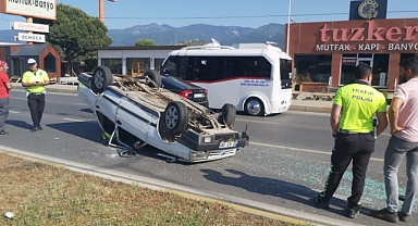 Şerit Değiştiren Kamyonete Çarpan Otomobil Takla Attı 