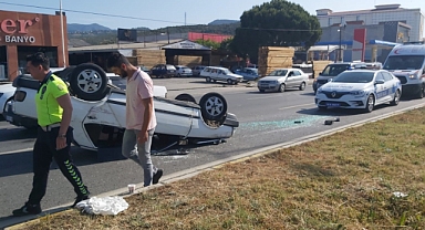 Şerit Değiştiren Kamyonete Çarpan Otomobil Takla Attı