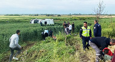Lastiği Patlayan Servis Minibüsü Devrildi