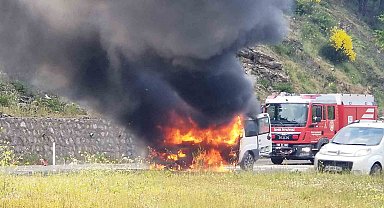 Seyir halindeki otomobil alev alev yandı