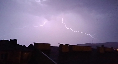 Balıkesir'de Şiddetli Yağmur Öncesi Gökyüzü Böyle Aydınlandı   