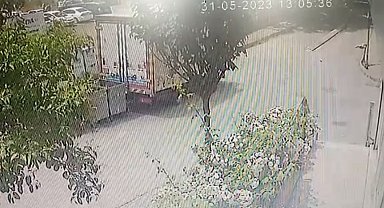 Genç Kız Balkona Çarpıp Yere Düştü