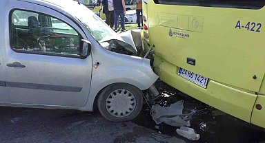 Seyir Halindeki Araç Duraktan Yolcu Alan İETT Otobüsüne Çarptı