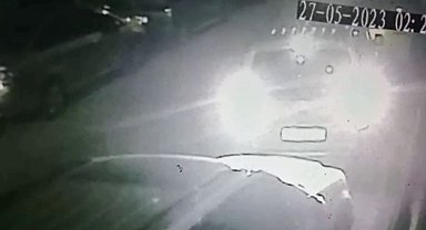 Sultangazi'de lüks araca çarpıp kaçtılar: O anlar kamerada