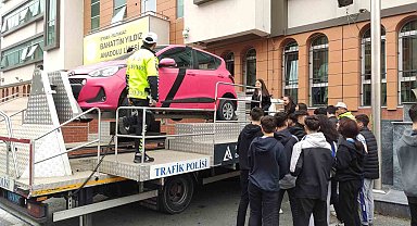 Sultangazi'de öğrencilere simülasyon eşliğinde emniyet kemerinin önemi anlatıldı