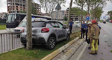 Sultangazi'de otomobil iki ağaç arasında sıkıştı