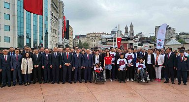 Taksim Meydanı'nda 19 Mayıs töreni