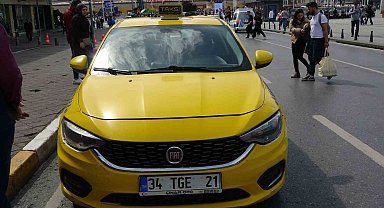 Taksim'de ticari taksi denetim: Aracında muşta bulunduran taksici gözaltına alındı