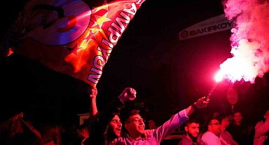 Taraftarlar, Florya Metin Oktay Tesisleri içinde takımı bekliyor