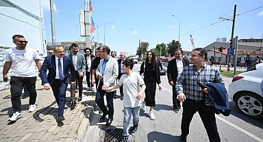 TCG Anadolu'ya ilgi İzmir trafiğini kilitledi: Bakan Kasapoğlu araçtan inip yürüdü