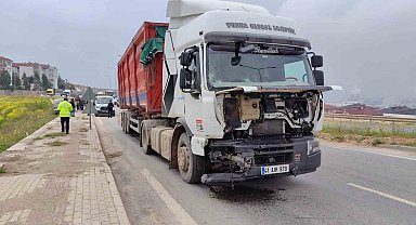 Kontrolünden Çıkan Tırın Önce Kamyonete, Ardından Hafif Ticari Araca Çarptı
