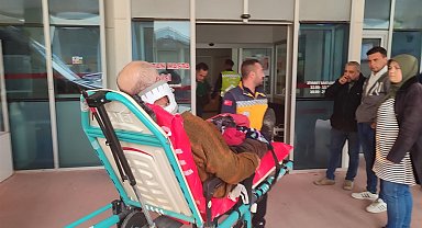 Traktör devrildi, yaşlı çift ölümden döndü