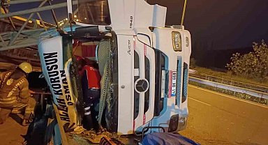 Tuzla'da damperi açık kalan tır EDS direğine çarpıp devrildi