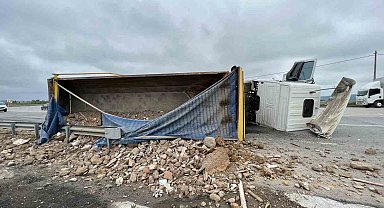 Tuzla'da hafriyat yüklü tır devrildi; 1 yaralı