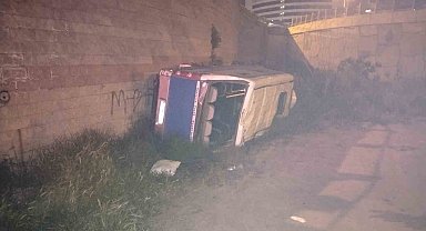 Ümraniye'de minibüs şarampole yuvarlandı: 2 yaralı