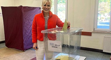 Ünlü isimler sandık başında fotoğraflarını paylaştı