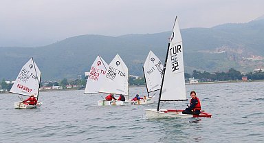 Yelken yarışlarında minikler kıyasıya mücadele etti