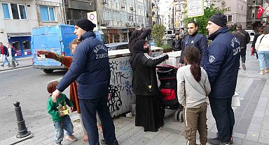 Zabıtadan kaçan dilenciler ağaca çıkarak saklandı