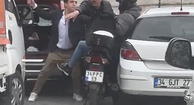 Zeytinburnu'nda kendisinden yol isteyen kuryeye satırla saldırmıştı: Yakalandı