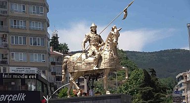 15 yıl önce yapılan 'Osmangazi Heykeli' yeni rengine kavuştu