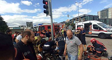 Ankara'da motokurye ile iki aracın karıştığı kazada 1'i ağır 3 yaralı