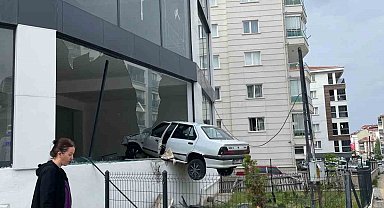 Ankara'da tuhaf trafik kazası, kaldırımdan seken araç dükkanda asılı kaldı
