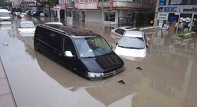 Ankara'daki kuvvetli yağışta araçlar suya gömüldü