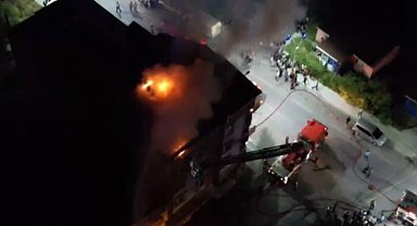 Arnavutköy'de alev alev yanan çatı katı havadan görüntülendi