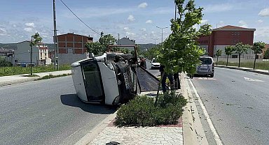 Arnavutköy'de sürücüsünün kontrolünden çıkan hafif ticari araç yan yattı
