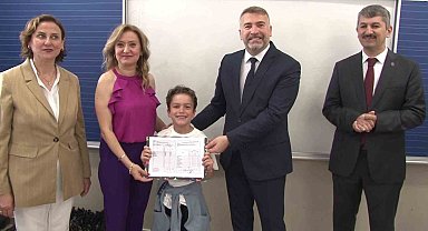 Ataşehir'de ilkokul öğrencileri karne heyecanı yaşadı